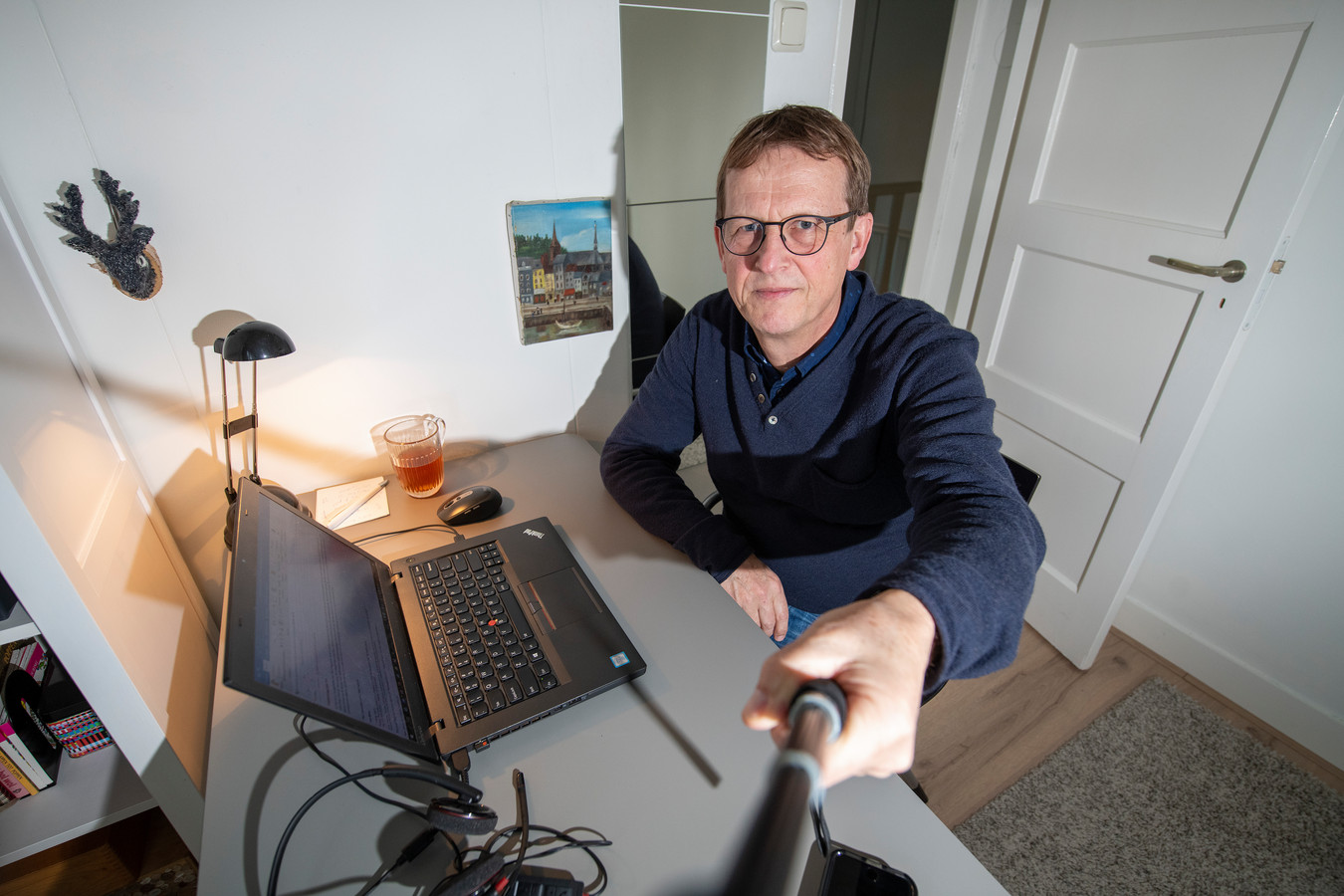 Marketingmanager Jan Blom uit Beekbergen werkt al vaker vanuit huis. ,,Een dag in de week is prettig, maar nu de hele week..."