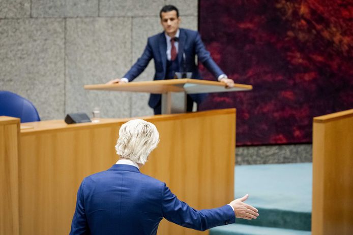 Farid Azarkan (Denk) en Geert Wilders (PVV) tijdens een debat over de moord op de Franse leraar Samuel Paty. Voor een man uit Rotterdam was het aanleiding een dreigmail naar Azarkan te sturen.