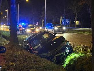 BMW van zeven maanden eindigt in gracht nadat hij achteraan aangereden wordt 