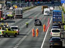 Zwaargewonde na botsing vrachtwagen en auto op A15: afgesloten snelweg zorgt voor flinke vertragingen