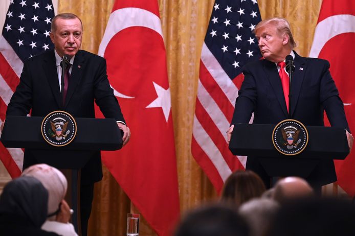 De Turkse president Erdogan (links) en de Amerikaanse president Trump (rechts).