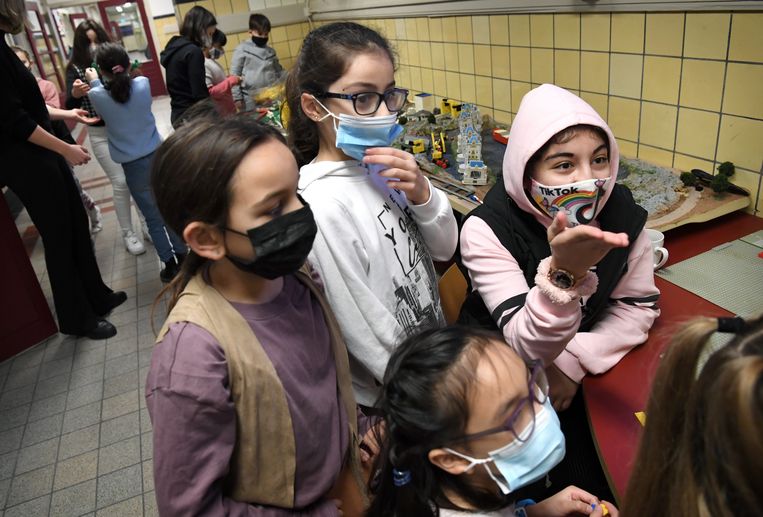 Kinderen vanaf groep 6 moeten sinds november een mondkapje dragen op school. Beeld Marcel van den Bergh / de Volkskrant