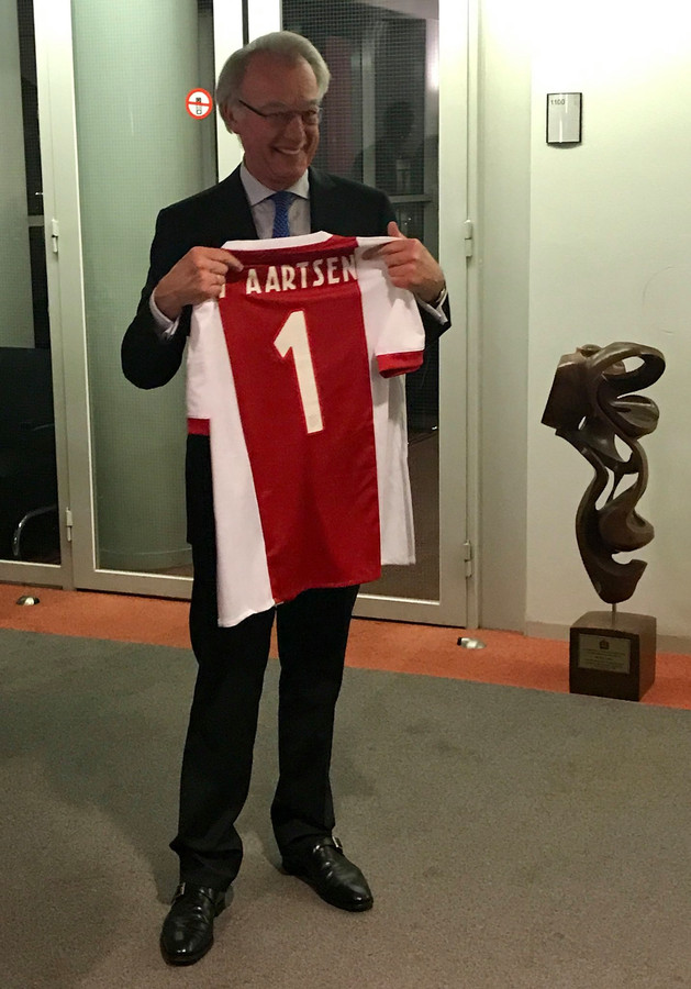 Ophef Afwijken Redelijk Jozias van Aartsen krijgt eigen Ajax-shirt op eerste werkdag | Foto | AD.nl