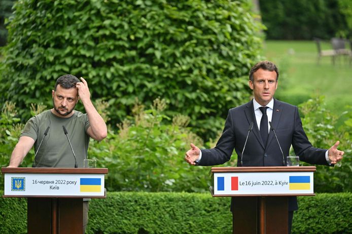 De Oekraïense president Volodymyr Zelensky (links) en de Franse president Emmanuel Macron (rechts) tijdens een ontmoeting vorige week.