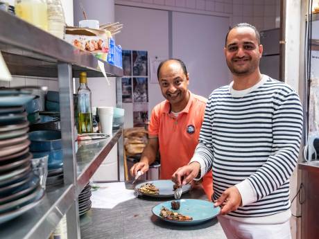 Kok Dheya (33) van de Deventer asielboot is eindelijk weer chef: ‘Zo blij dat ik dit kan doen’
