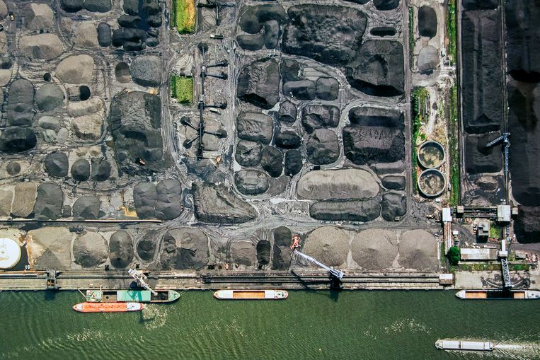 Luchtfoto van steenkoolbergen bij de haven van Gent.  Beeld Universal Images Group via Getty