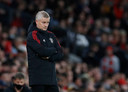 Man United-coach Ole Gunnar Solskjaer kijkt bezorgd tijdens de topper tegen Liverpool.