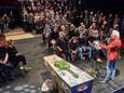 De afscheidsbijeenkomst van Léon Hoeks in De Groene Engel in Oss. Op de voorste rij zijn vrouw Thea en zoon Dje.
