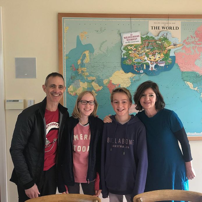 Andy Griffiths en zijn vrouw Jill poseren thuis in Melbourne met hun Nederlandse gasten Rosa Oonincx en haar broer Maes.