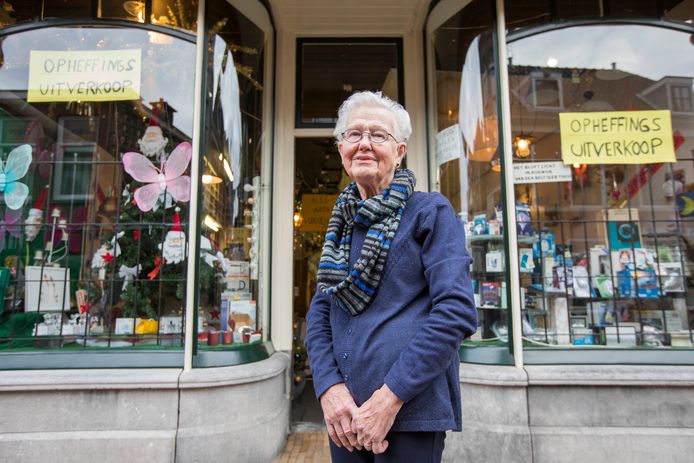Van den Belt Elektra suit na 80 jaar de deuren. Mevrouw van den Belt (85) voor haar winkel.