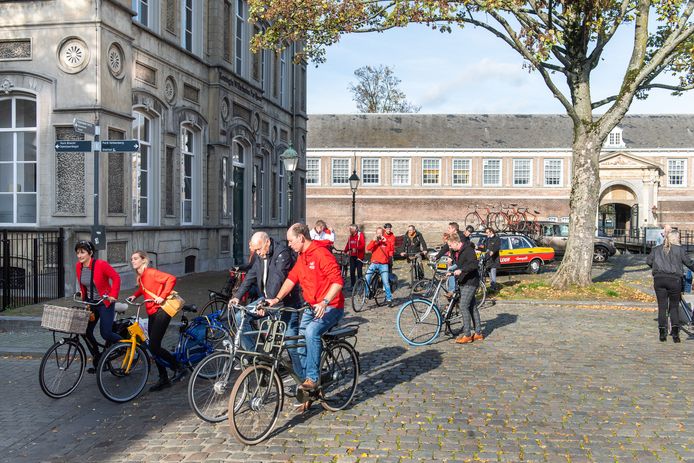 Breda Pix4Profs/René Schotanus. Een groep verkent op de fiets de route in Breda van de Vuelta 2020. Ze starten vanaf het kasteelplein.