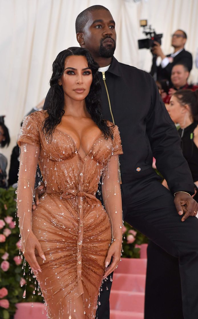 Kim Kardashian - in een outfit van Thierry Mugler die ‘een natte vrouw moet voorstellen die pas uit de oceaan is gestapt - en Kanye West zagen er in vergelijking met de andere gasten vrij gewoontjes uit.