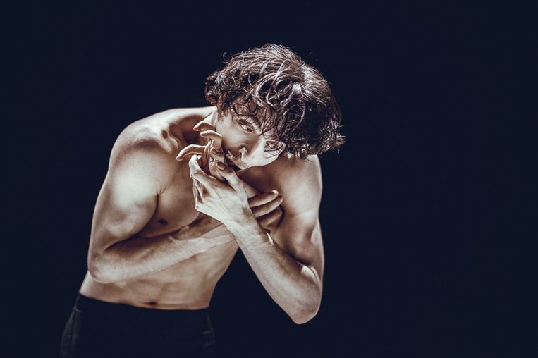 Danser in 'The Big Crying' (2021) van Marco Goecke, uitgevoerd door NDT 2. Beeld Rahi Rezvani