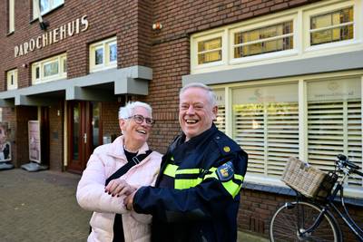 Deldense wijkagent Jos Olde Daalhuis voor ’t laatst in uniform: ‘Zuster Helena was de rode draad’