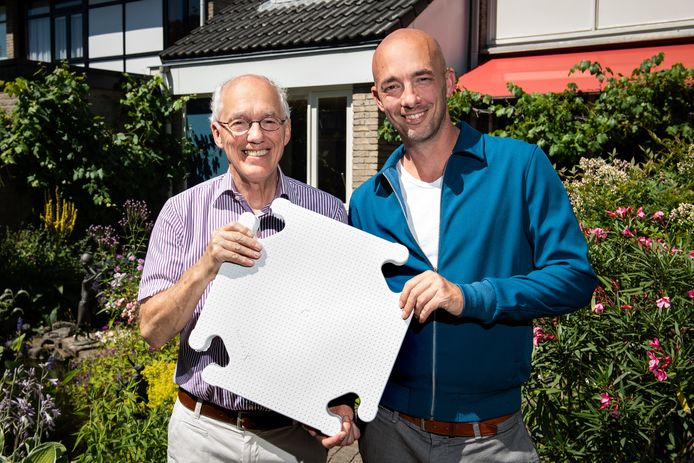 Ton van Ulden en zoon Arjen van Sustainable Durable Systeems. Hebben meerdere innovatieprijzen gewonnen met roofclix: witte isolerende platen voor platte daken.