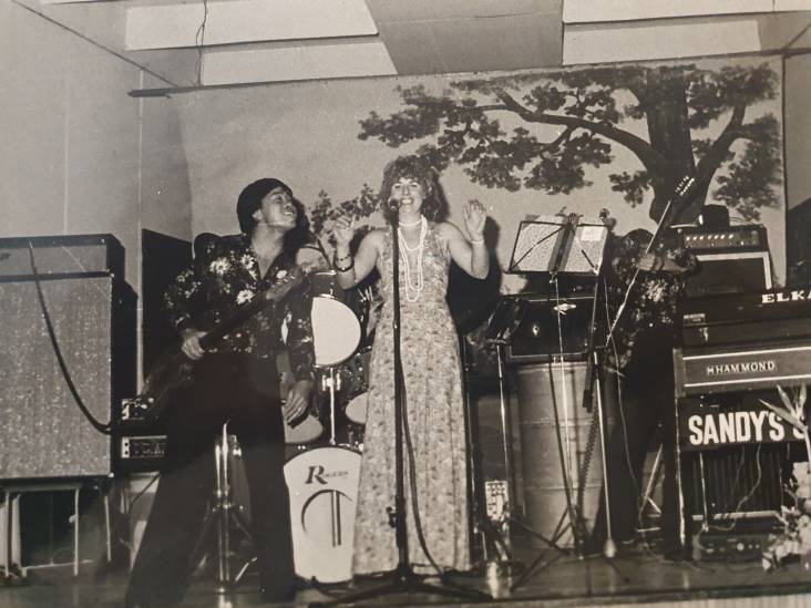 De liefde bracht Ankie naar Delft, waar ze avond na avond de tent vol zong