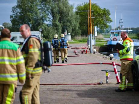 Schipper en brandweerman onwel door lekkende accu pontje in Hattem, bootjes ontruimd