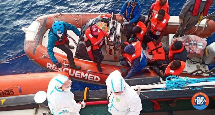 Een foto van de reddingsactie door mensen van de ngo Mediterranea Saving Humans.