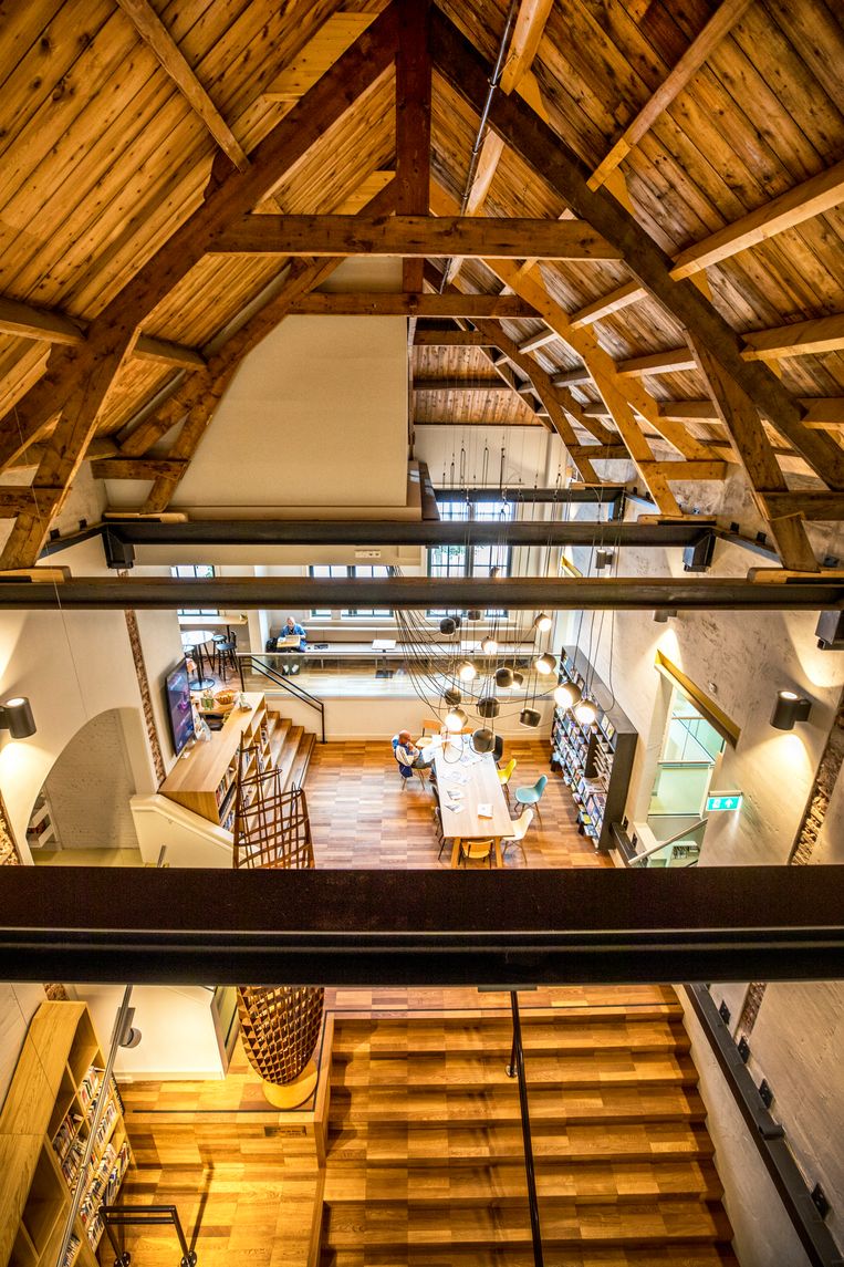 Het centrale trappenhuis van Bibliotheek School 7. Beeld Raymond Rutting / de volkskrant