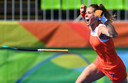 Ellen Hoog door het dolle heen na haar goal in de penaltyshoot tegen Duitsland tijdens de Spelen in Rio.