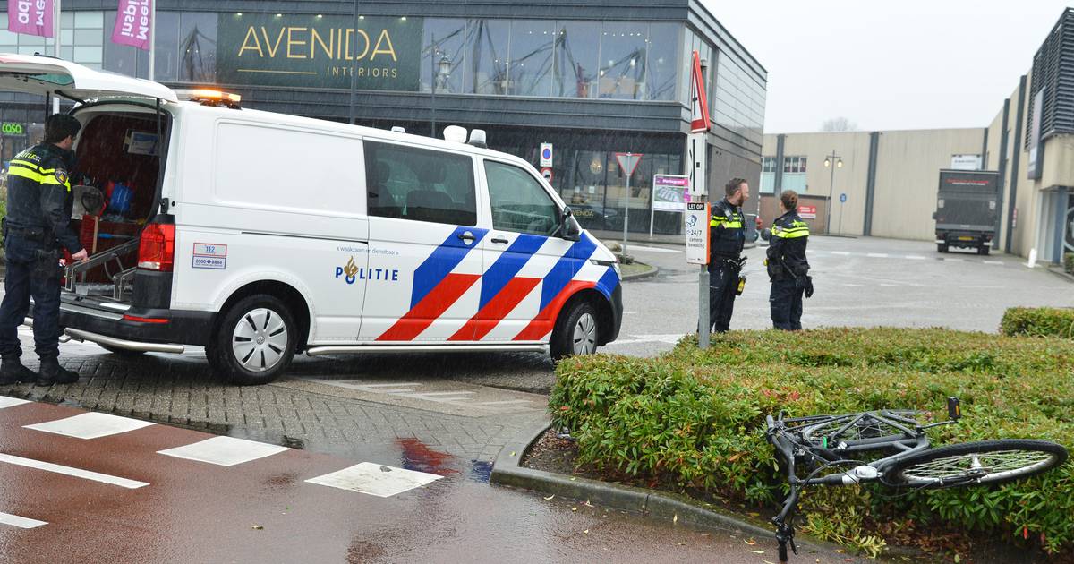 Fietsster aangereden door auto bij woonboulevard in Breda.