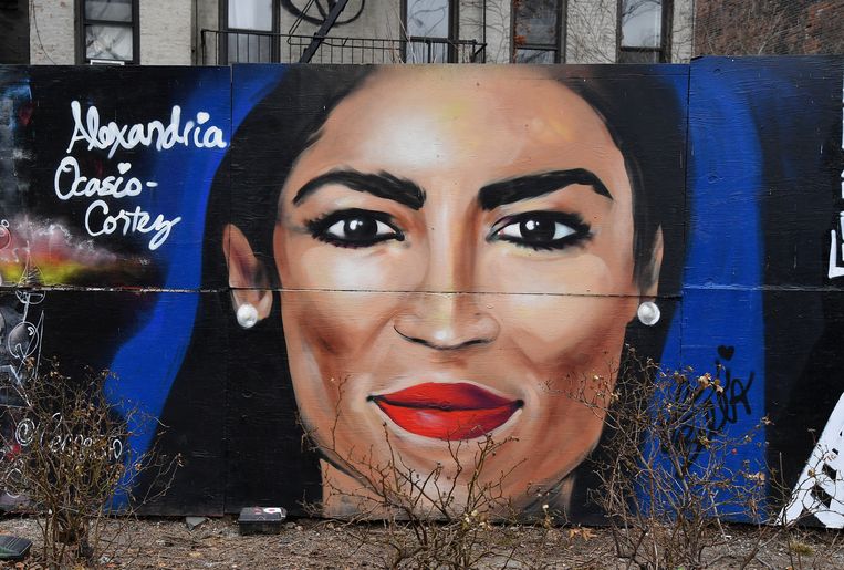  Alexandria Ocasio-Cortez op een muurschildering in New York. Beeld AFP