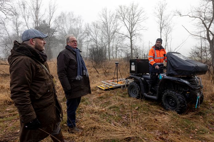 Criminoloog Jasper van der Kemp en rechtspsycholoog Peter van Koppen kijken toe hoe met behulp van een grondradar een locatie op de Strabrechtse Heide wordt onderzocht.
