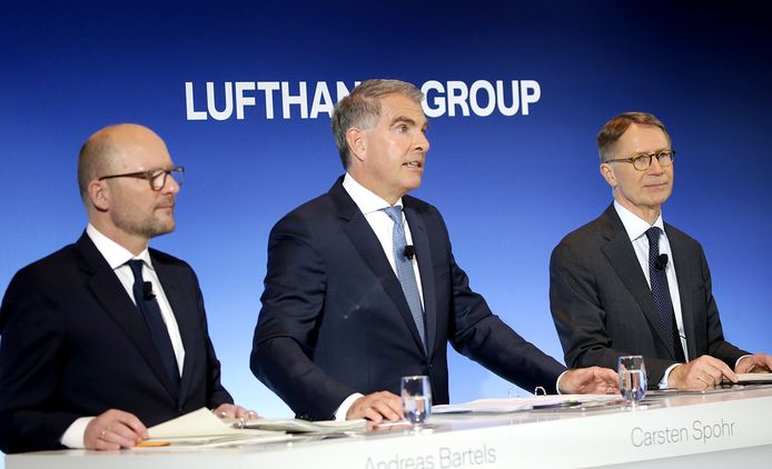 Financieel directeur van Lufthansa Ulrik Svensson (r) en CEO Carsten Spohr (midden).