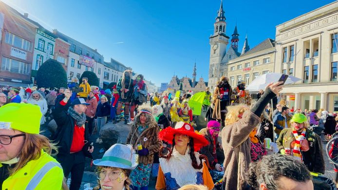 Rond 15 uur was de Grote Markt gevuld met carnavalisten.