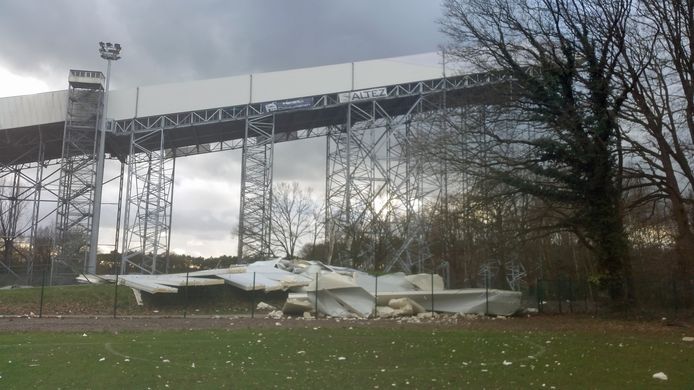 Een deel van het dak van 'Snow Valley' in Peer waaide weg.
