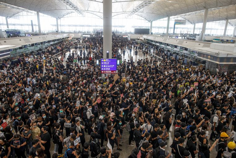 Demonstranten protesteren op het vliegveld van Hongkong. Beeld REUTERS