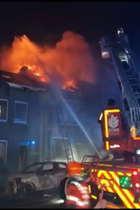 Dix voitures et deux maisons touchées par un important incendie à Montignies-sur-Sambre