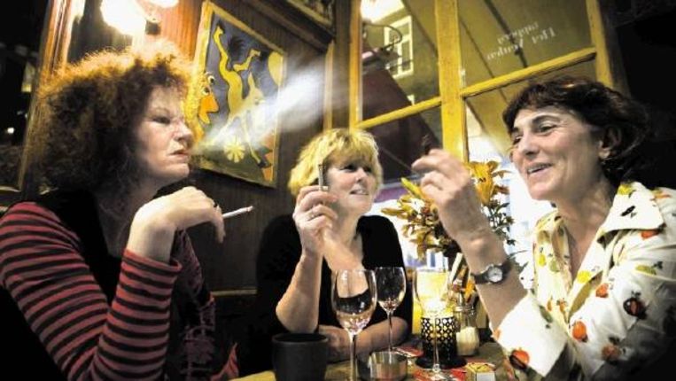 Rokers in een Bosch' cafÃ©. 'Hoe kleiner de buurtkroeg is, hoe geringer het draagvlak voor het rookverbod.' (anp) Beeld 