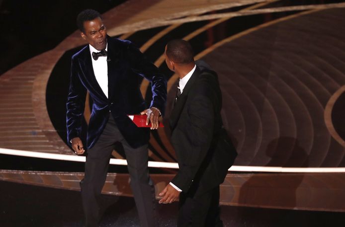 Will Smith benadert Chris Rock en slaat hem in het gezicht.