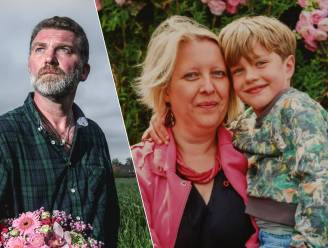 Stijn (43) verloor zijn vrouw in auto-ongeluk, zoon Otis (8) overleefde de crash: “Karla heeft geprobeerd haar kind te redden. Dat is… wat moeders doen”