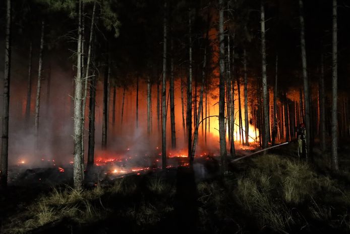 Il a rapidement été transformé en un incendie majeur.