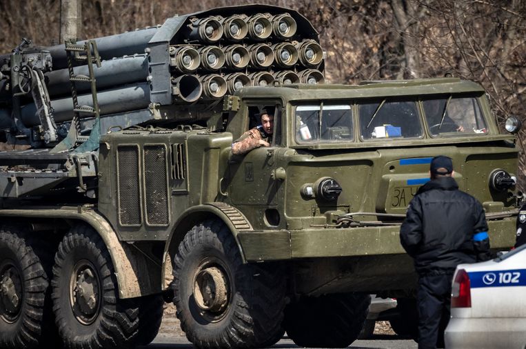 Militair voertuig van het Oekraïense leger op een weg in Kyiv. Beeld AFP