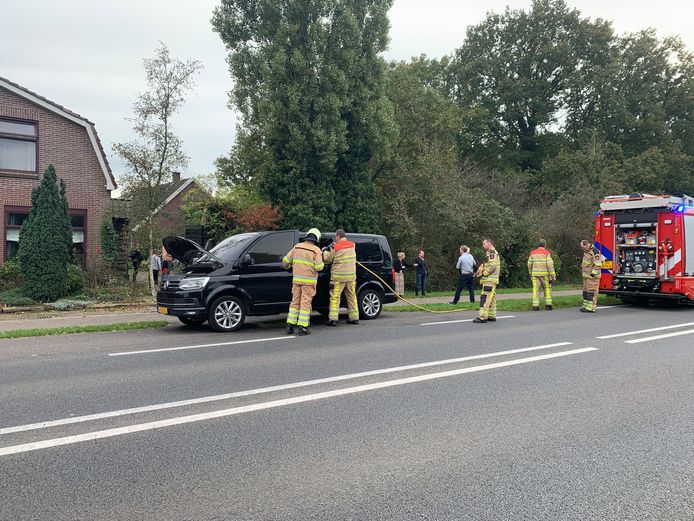 Een busje waarmee eten werd bezorgd is zondagmiddag van binnen grotendeels uitgebrand op de N341 tussen Sibculo en Kloosterhaar. De brand ontstond vermoedelijk door een omgevallen waxinelichtje, bedoeld om het eten warm te houden.