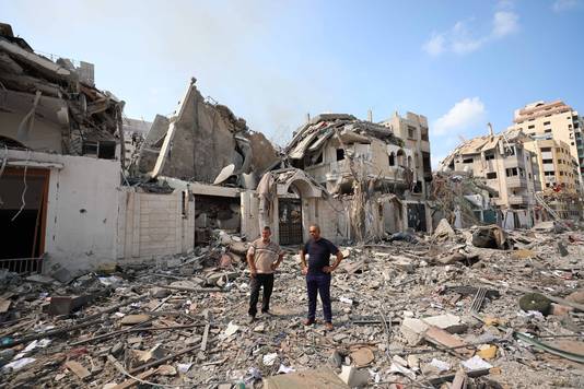 Illustratiebeeld. Inwoners bekijken de schade na Israëlische bombardementen in Gaza-Stad. (09/10/23)