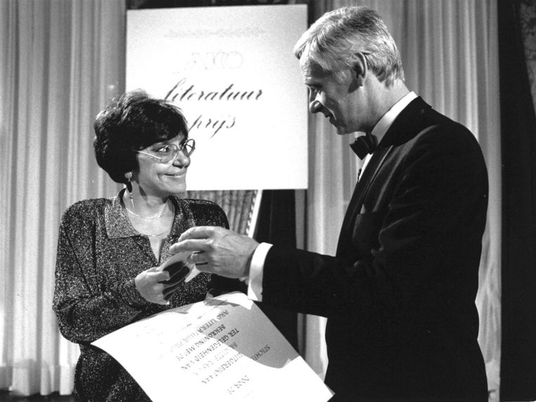Vlaamse schrijfster Brigitte Raskin neemt de AKO literatuurprijs 1989 in ontvangst uit handen van Chris de Ruig, voorzitter AKO-bestuur. Beeld anp