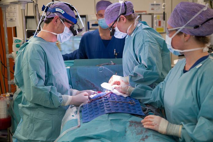 Het lukt ziekenhuizen nauwelijks om uitgestelde operaties in te halen.