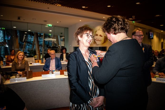 Marjon Verkleij krijgt van burgemeester Spies een lintje voor haar jarenlange inzet voor de gemeente Alphen.
