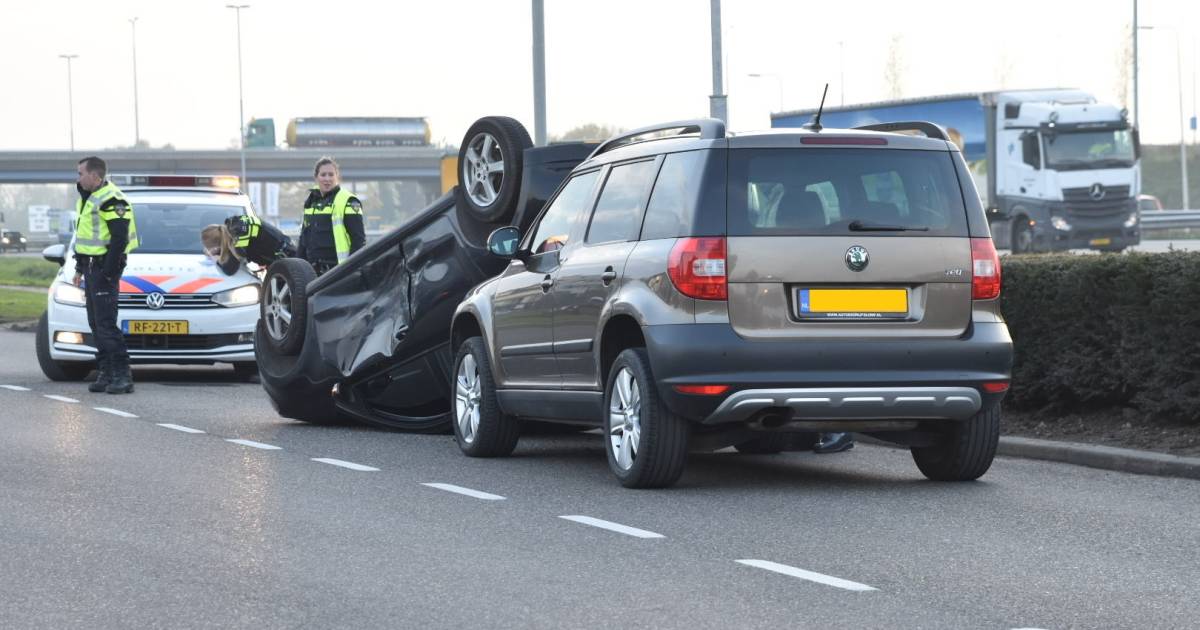 Politie boos over kijkersfile op A2 na ongeval in Zaltbommel: ‘We hebben nog vacatures openstaan’.