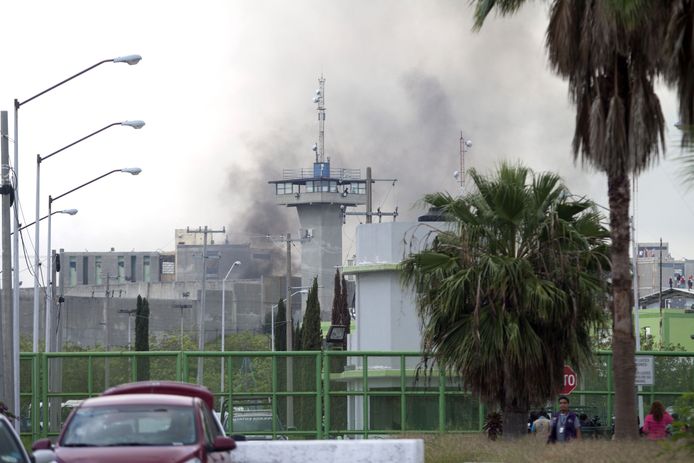 Rook boven de Mexicanse gevangenis waar een opstand uitbrak.