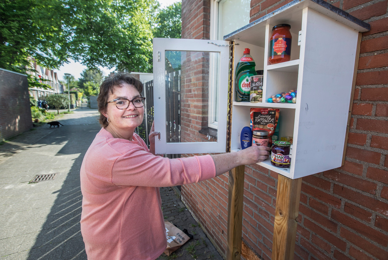 Miranda van Balen vult haar buurtkastje met levensmiddelen voor mensen die het hard nodig hebben.