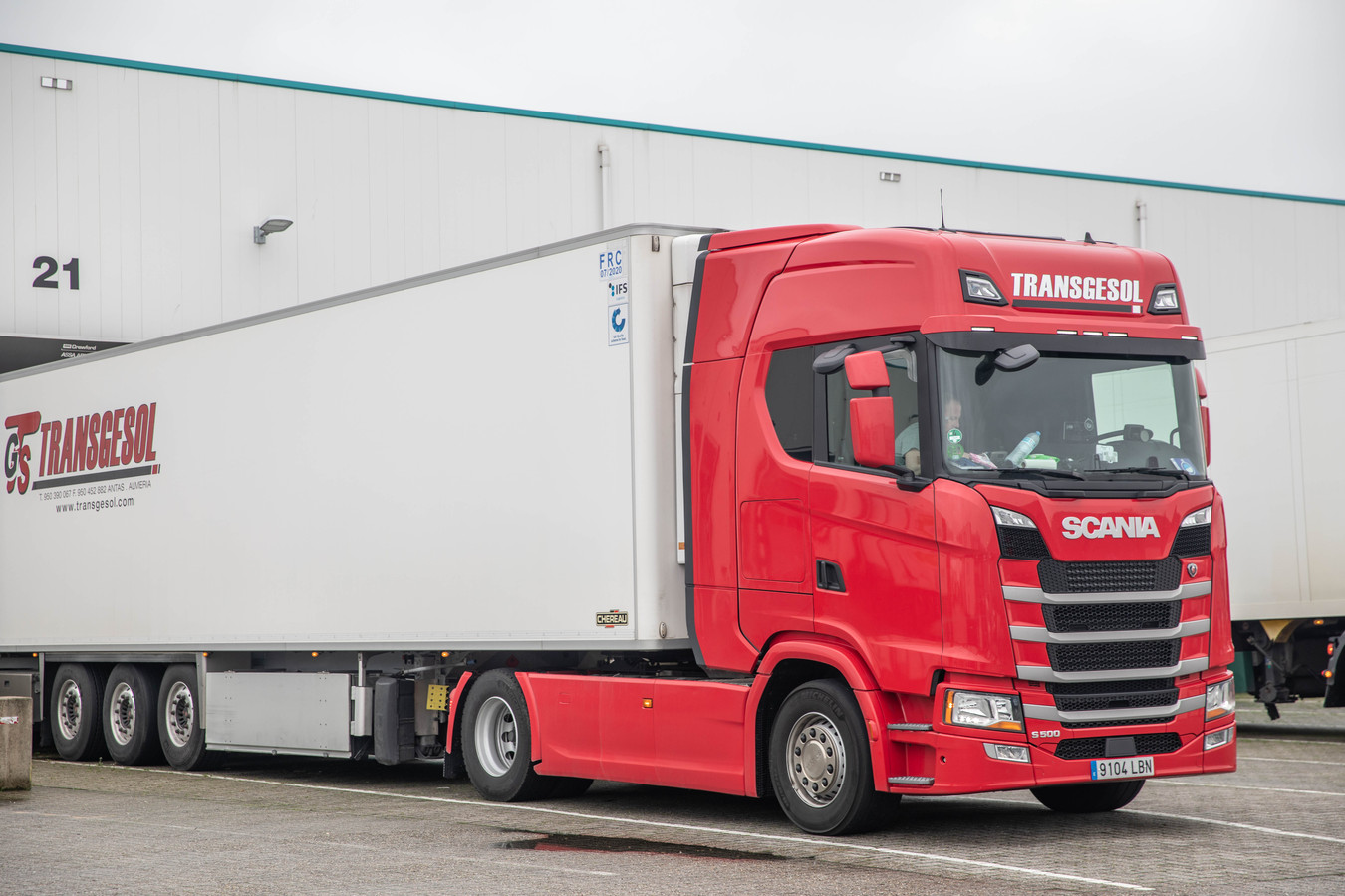 Chauffeurs Kotra  Logistics  komen hun cabine niet meer uit 