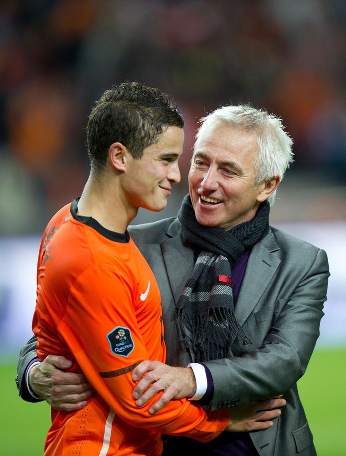 Bert van Marwijk feliciteert grote man Ibrahim Afellay na het thuisduel met Zweden.