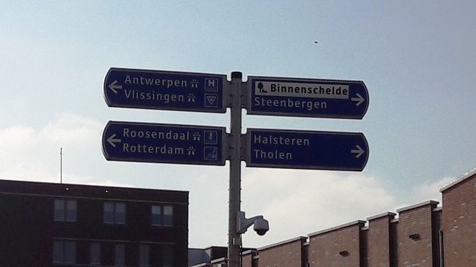Dit bord verdwijnt. Binnenkort wordt verkeer niet meer linksaf gestuurd, maar rechtsaf naar de Randweg Zuid-West