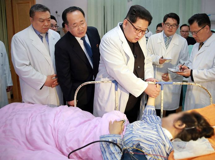 Kim Jong-un bezoekt een gewonde Chinese toeriste in het ziekenhuis tijdens een bezoek met de Chinese ambassadeur in Noord-Korea. Bij het ongeluk zondagavond in de zuidelijke provincie Hwanghae-pukto kwamen 32 Chinezen en hun vier Noord-Koreaanse begeleiders om, en raakten twee Chinese toeristen zwaargewond.