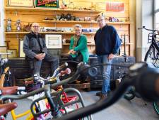 Na 64 jaar stopt familie Janssens met de autogarage, de fietsenwinkel blijft: ‘Mensen uit het dorp kwamen graag een praatje maken’